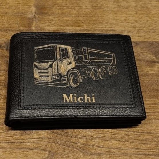 Eine schwarze Geldbörse mit der Abbildung eines LKWs und dem Namen Michi darauf.