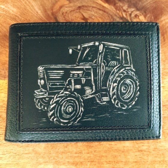 Eine schwarze Brieftasche mit dem Bild eines Traktors darauf.