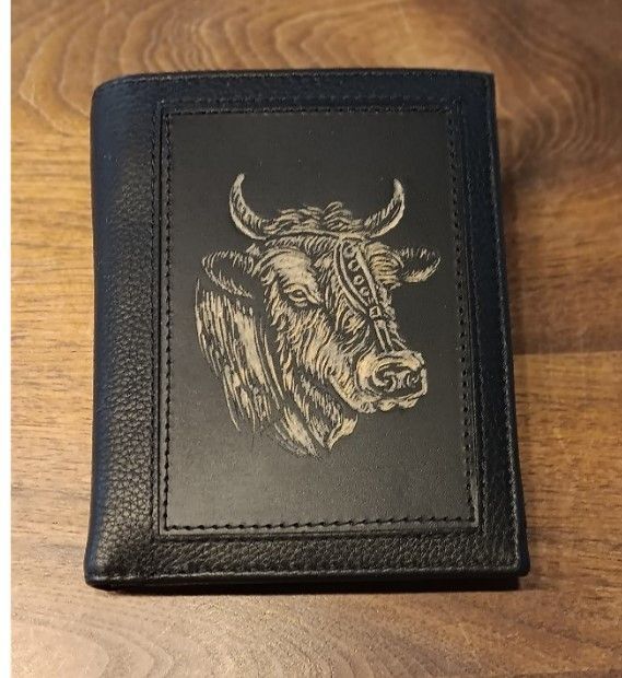 Eine schwarze Brieftasche mit einem Bild eines Stiers darauf