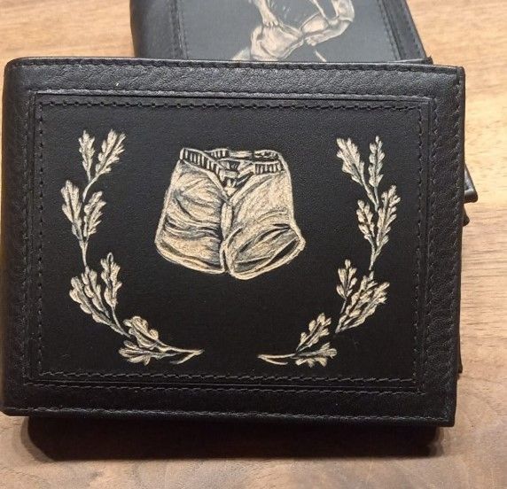 Eine schwarze Brieftasche mit dem Bild einer Shorts darauf