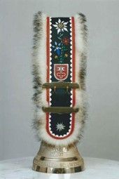 Auf einem Tisch liegt eine Glocke mit Pelzkragen.