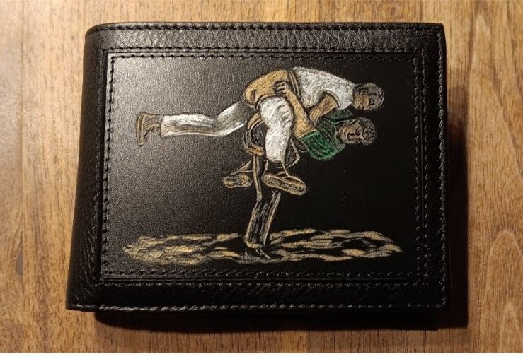 Eine schwarze Brieftasche mit einem Bild von zwei Männern darauf