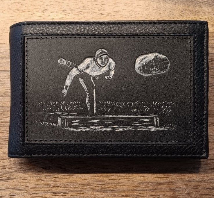 Eine schwarze Brieftasche mit einem Bild eines Stiers darauf