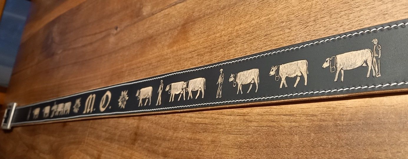 Eine Holzwand mit einer Reihe Kühe darauf