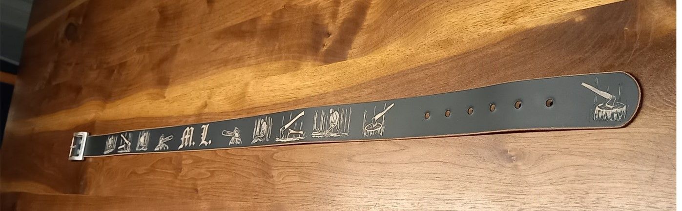 Auf einem Holztisch liegt ein Kettensägenblatt.