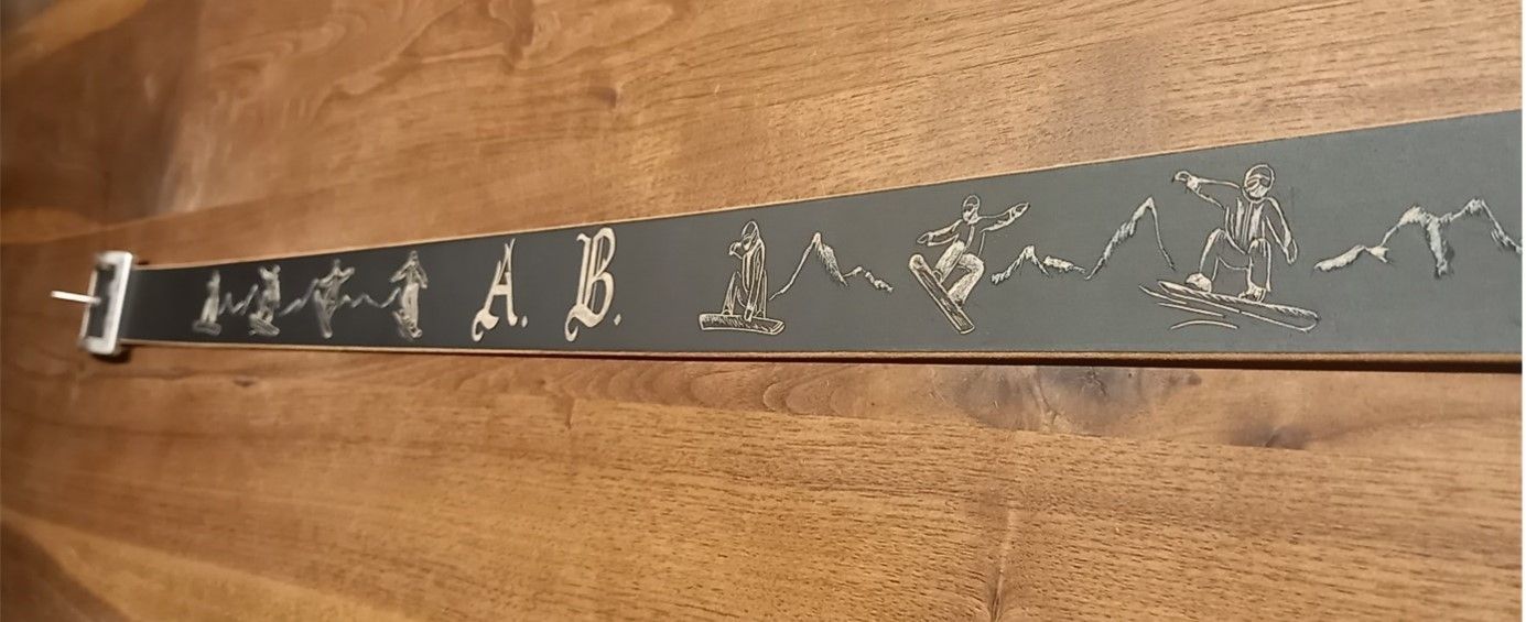 Eine Holzwand mit einem Schild mit der Aufschrift „a & b“ darauf