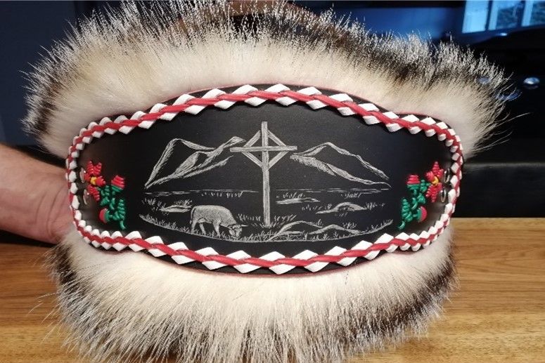 Nasenband bunt bestickt.