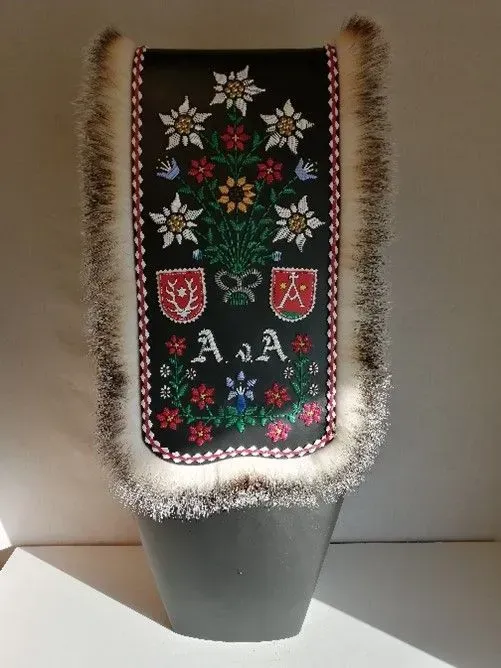 Eine schwarze Vase mit Blumen und einem Schild darauf