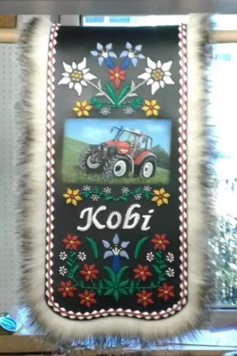 Eine schwarze Glocke liegt auf einem weißen Tisch