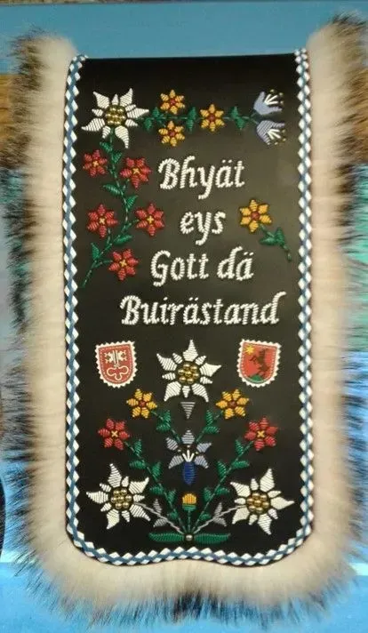 Eine Glocke mit Blumenmuster und der Jahreszahl 2017 darauf