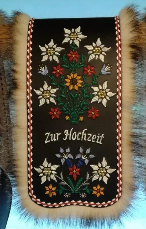 Eine schwarze Glocke mit dem Bild einer Kuh darauf