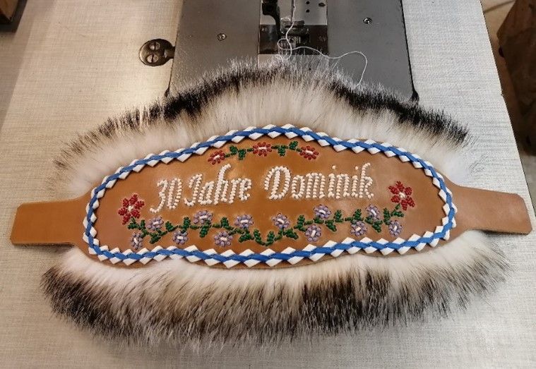 Nasenband bunt bestickt. mit der Aufschrift 30 Jahre Dominik