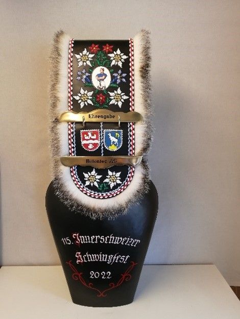 Eine schwarze Vase mit der Jahreszahl 2022 darauf