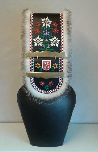 Eine schwarze Vase mit Blumen und einem Schild darauf