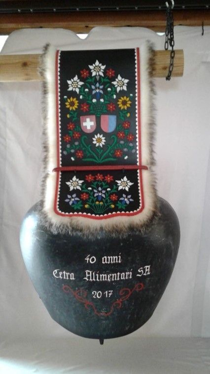 Eine Glocke mit Blumenmuster und der Jahreszahl 2017 darauf