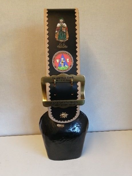 Eine schwarze Glocke liegt auf einem weißen Tisch