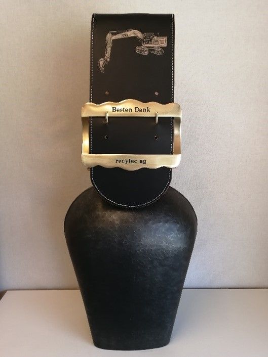 Eine schwarze Vase mit einer Schnalle darauf