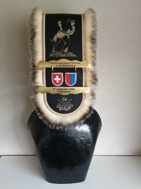 Eine schwarze Glocke mit einer Schweizer Flagge darauf