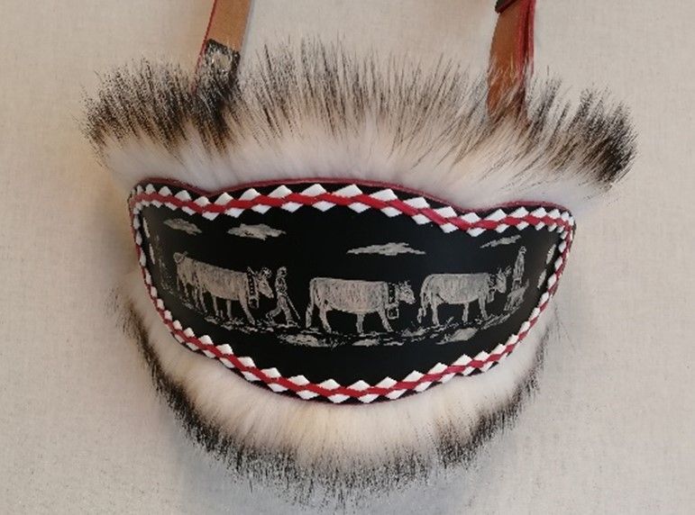 Nasenband bunt bestickt.