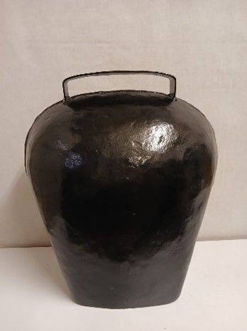 Eine schwarze Vase mit der Jahreszahl 2012 darauf