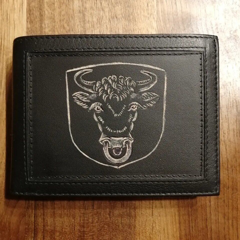 Eine schwarze Brieftasche mit einem Bild eines Stiers darauf