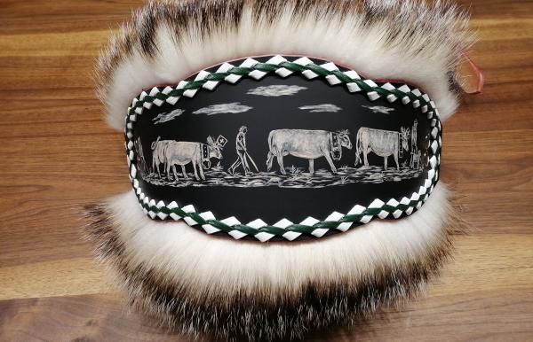 Ein Stück Fell mit einem Bild von Kühen darauf