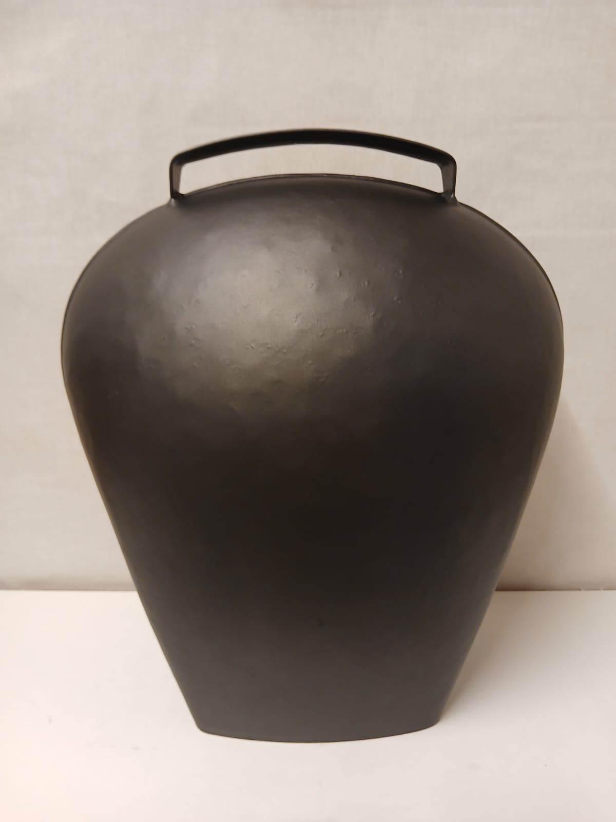 Eine Glocke mit Blumenmuster und der Jahreszahl 2017 darauf