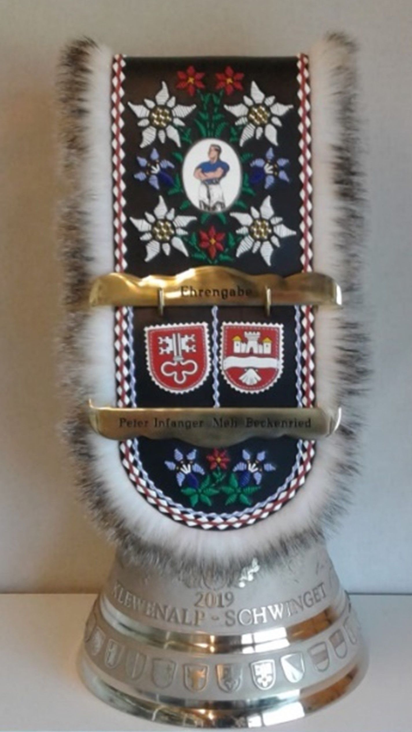 Eine Trophäe mit einem Wappen darauf