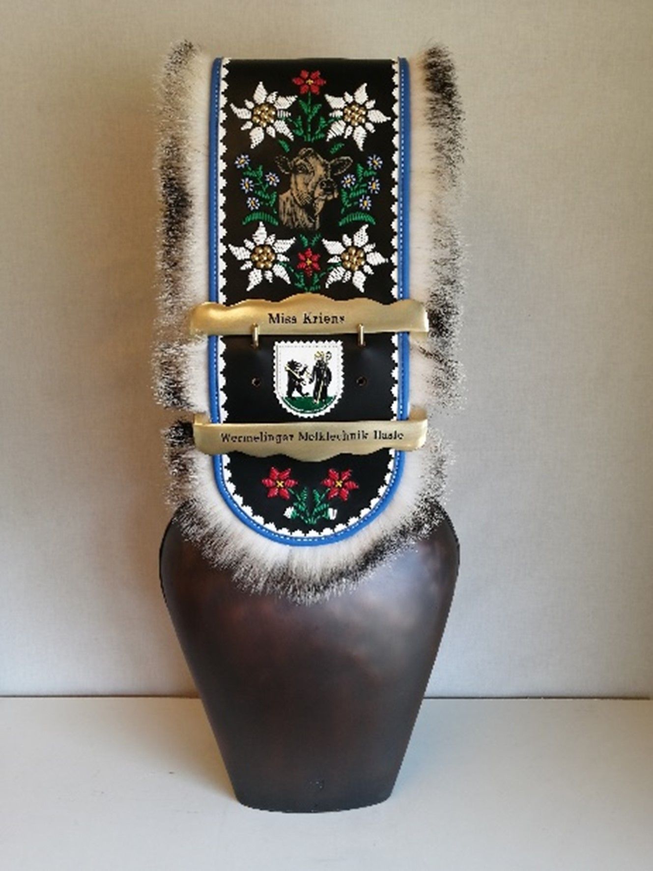 Eine braune Vase mit einem Blumenmuster darauf