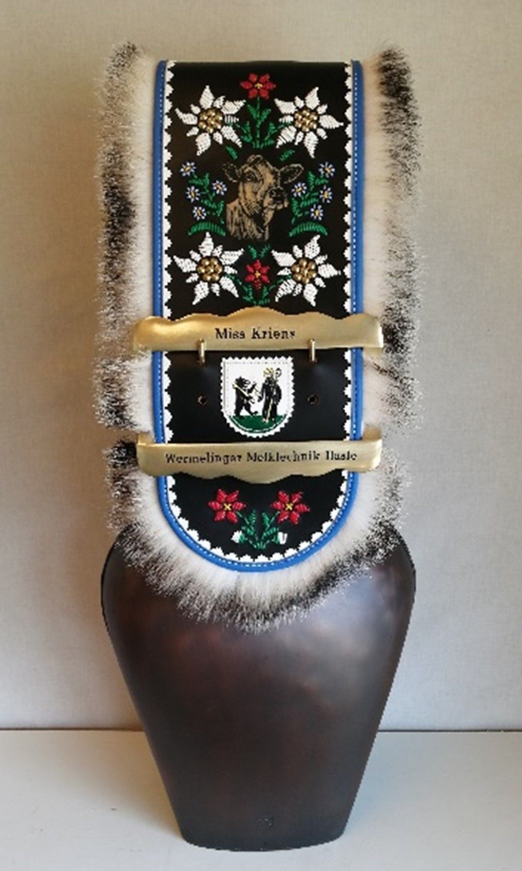 Eine braune Vase mit einem Blumenmuster darauf