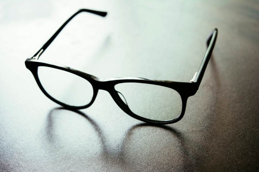 Brille auf Tisch