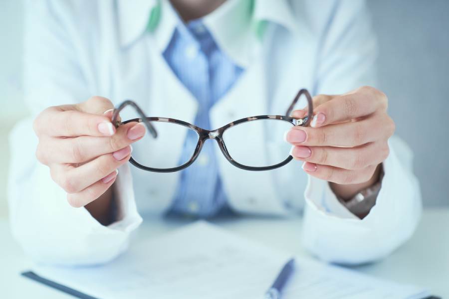 Brille in Händen