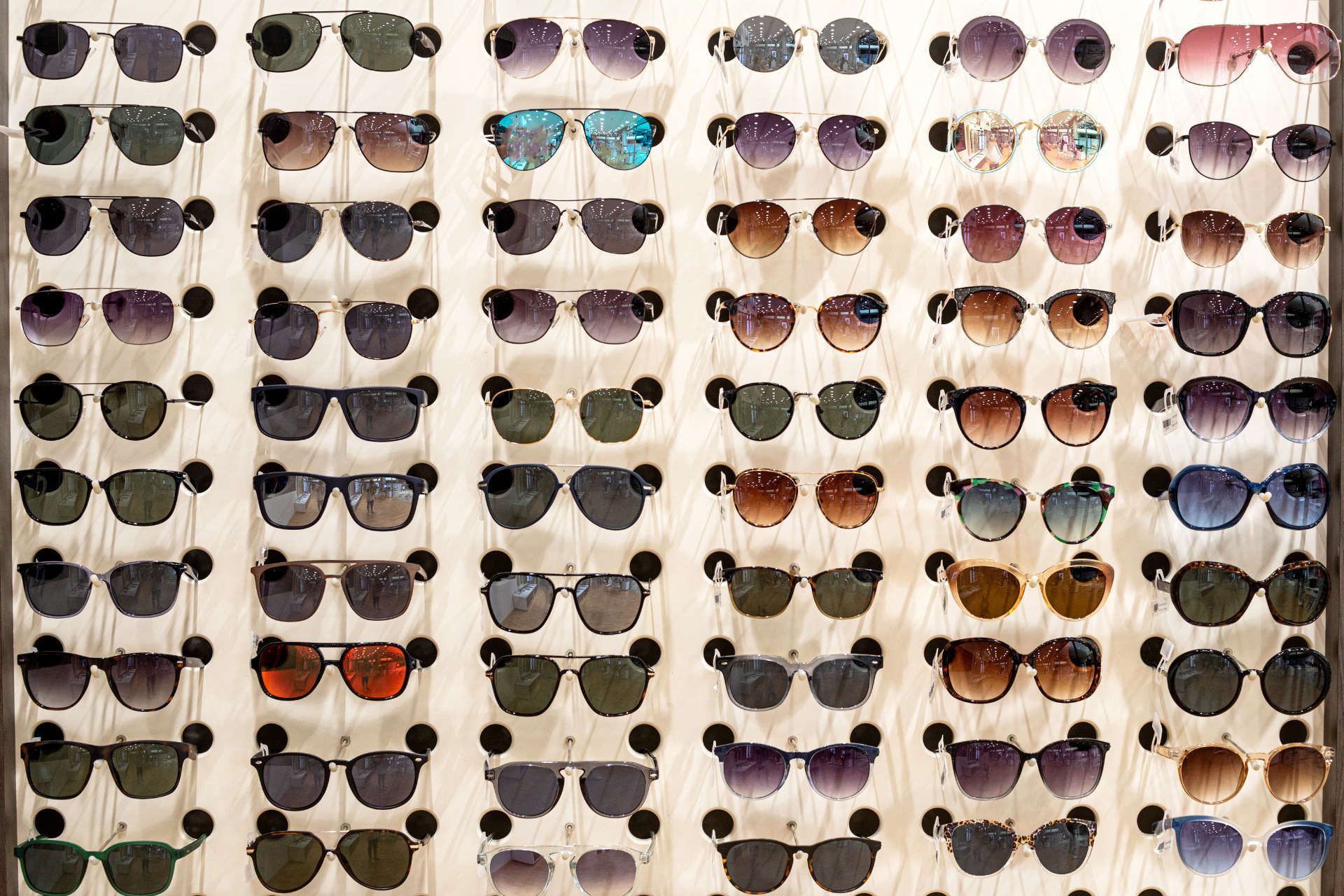 Sonnenbrillen im Regal