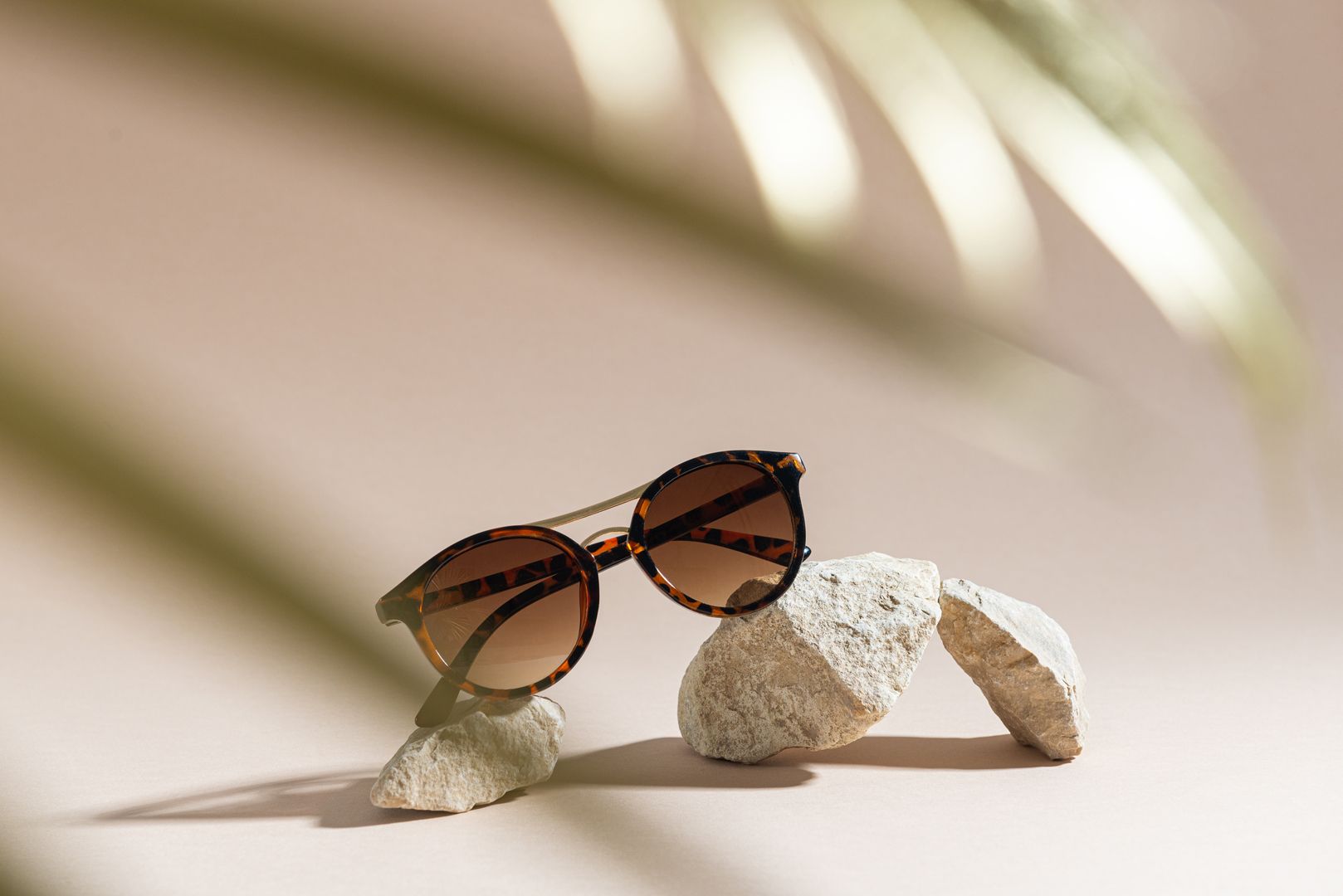 Sonnebrille auf einem Stein