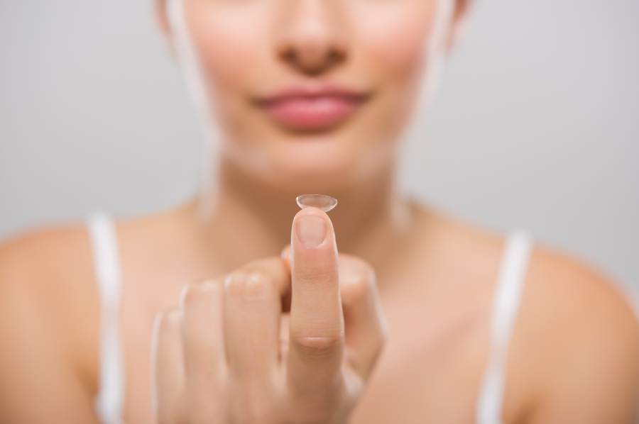 Kontaktlinse auf Finger