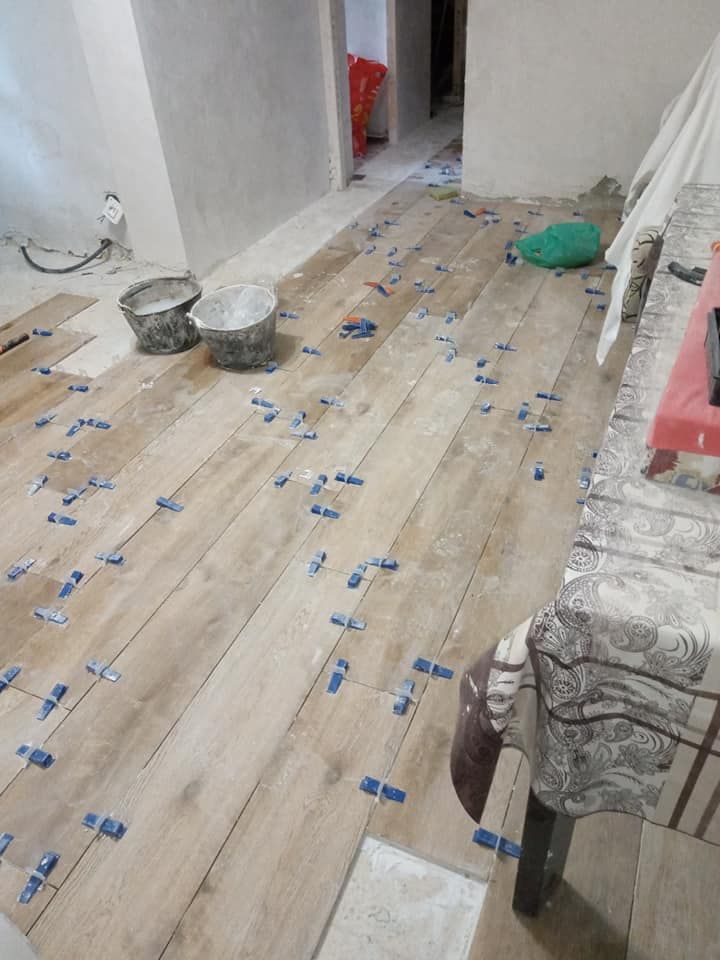 Baldosas de madera que se instalan en el interior, con espaciadores en su lugar y cubos visibles.