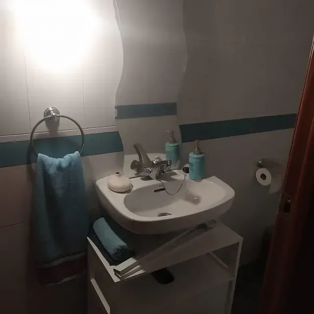 Un baño con lavabo y espejo.