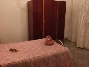 Un dormitorio con cama, armario y cortinas.