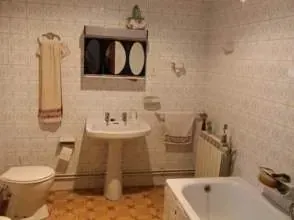 Un baño con lavabo, inodoro y bañera.