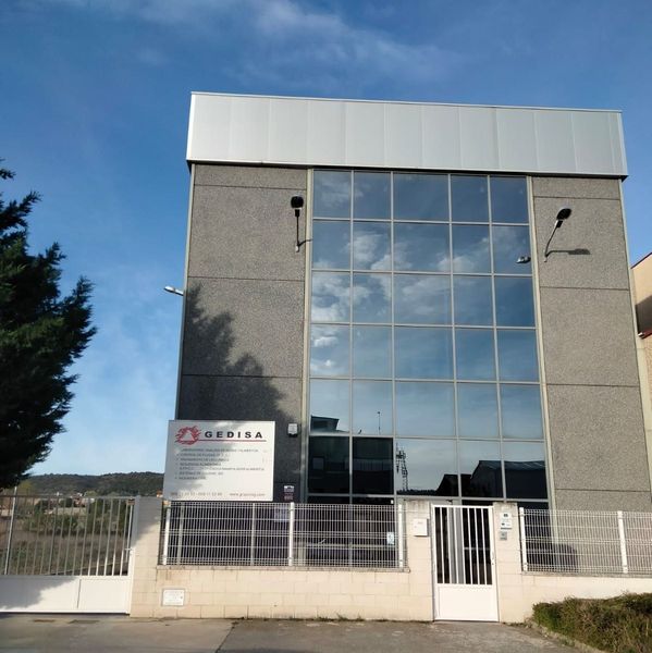 Un gran edificio con un cartel que dice Ordisa.