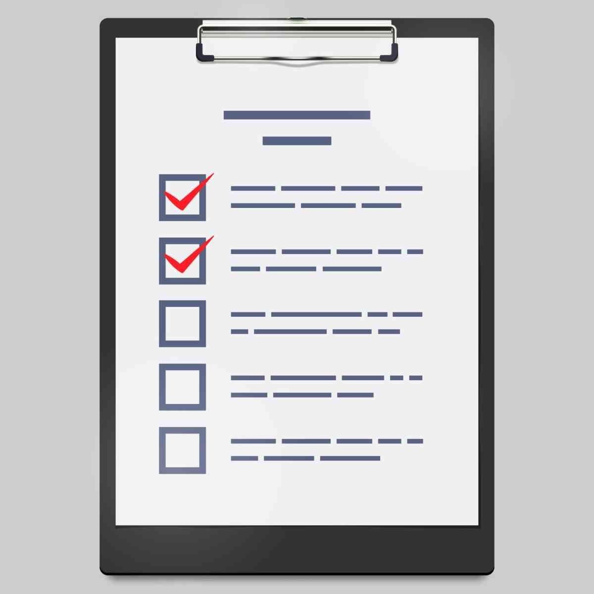 Un portapapeles con una lista de verificación