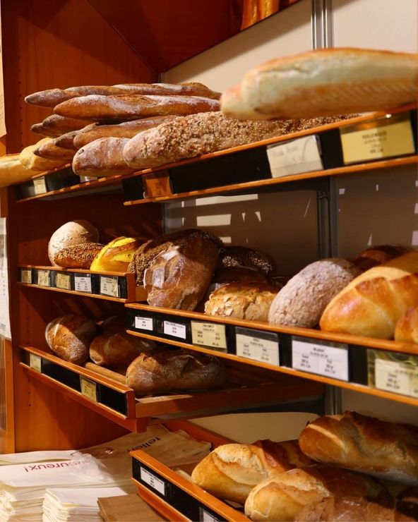 Étagères de pains rustiques assortis dans une vitrine de boulangerie