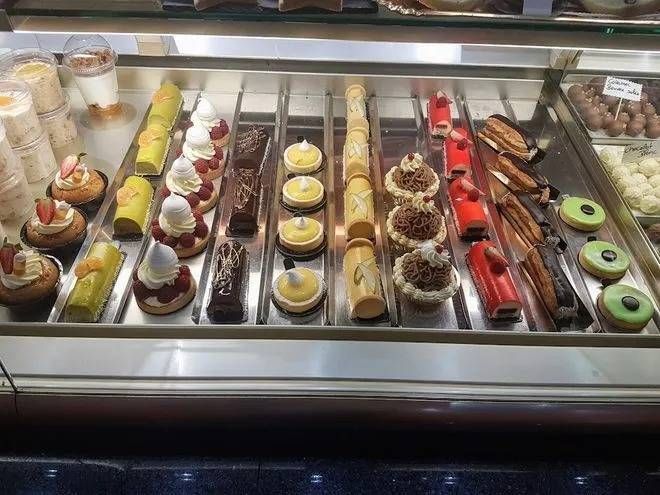 Vitrine de boulangerie remplie de pâtisseries et de desserts colorés assortis