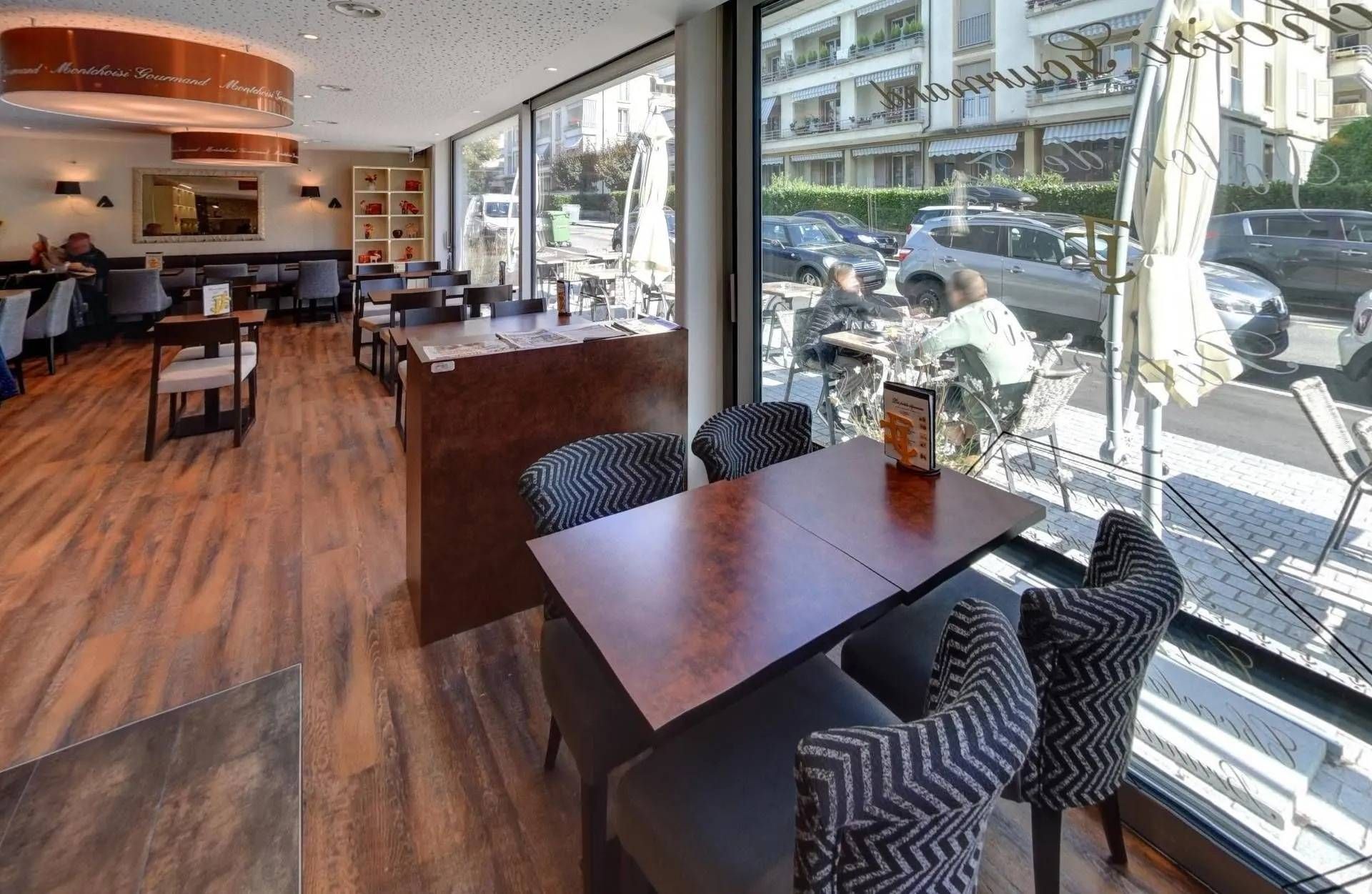 Buffet avec assortiment d'entrées et de salades, un serveur disposant les plats dans un cadre traiteur lumineux
