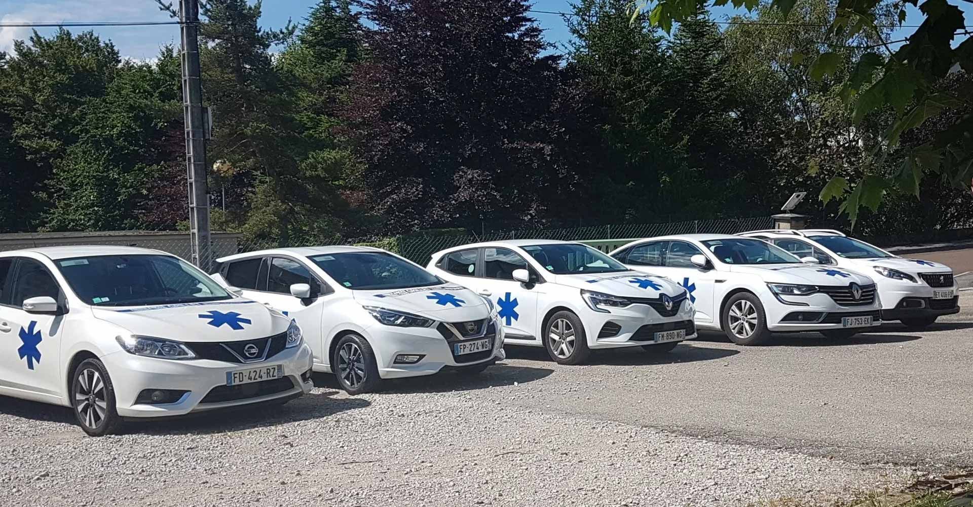 Le parc de véhicules sanitaires légers de l'entreprise Ambulances lédoniennes Taxi Grillet.