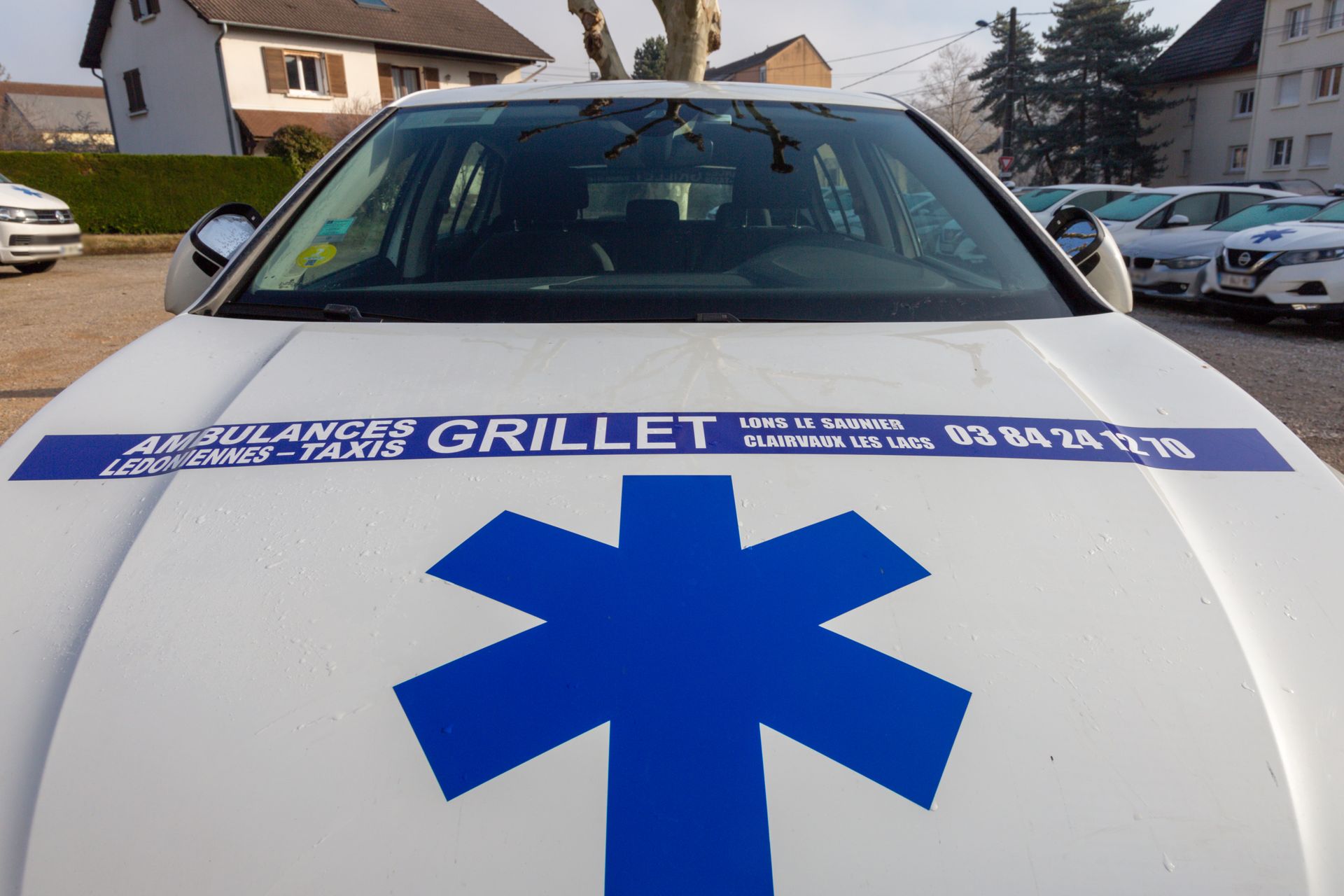 Le capot d'un VSL, zoom sur le symbole des ambulances.