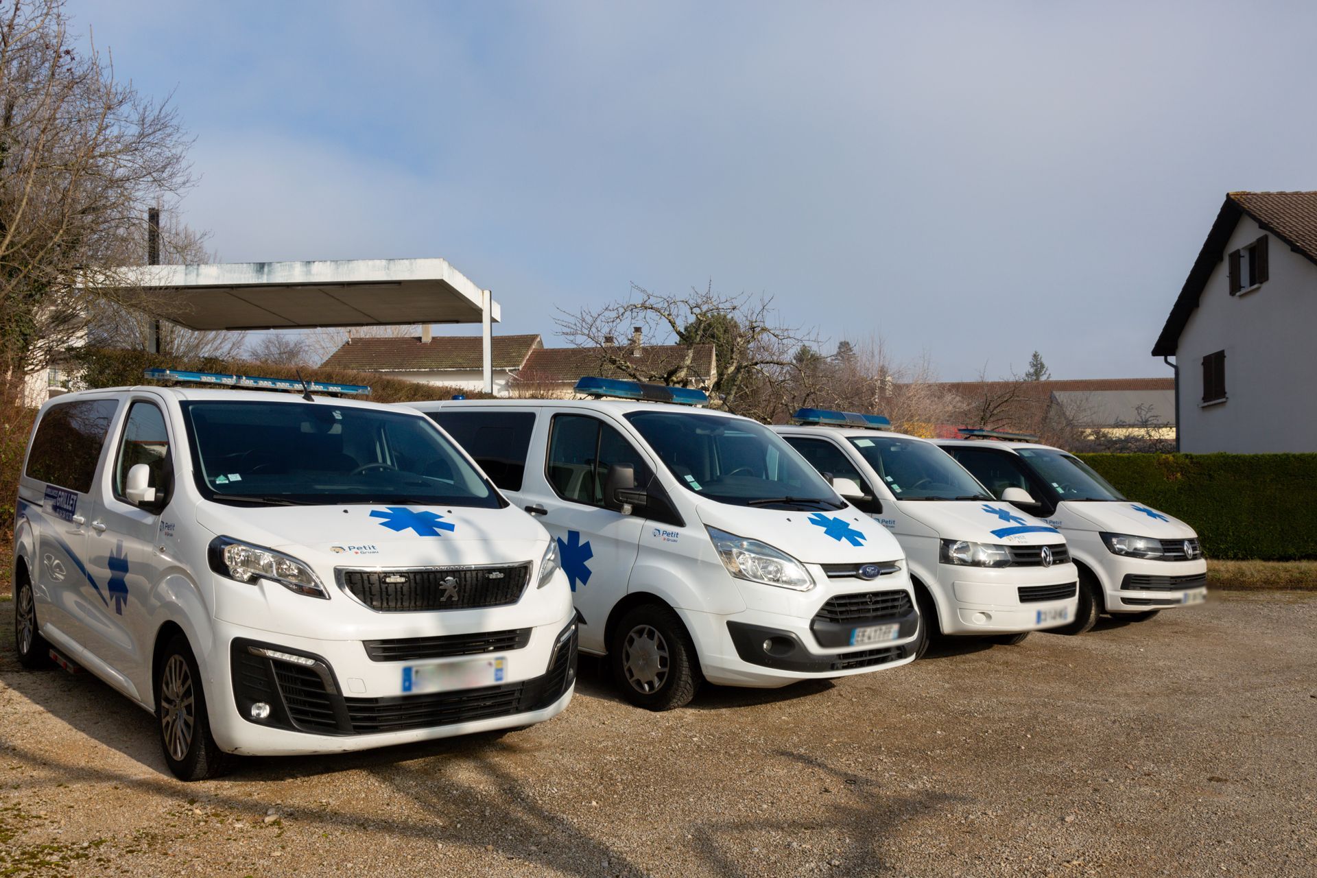 Le parc d'ambulances de l'entreprise Ambulances lédoniennes Taxi Grillet.