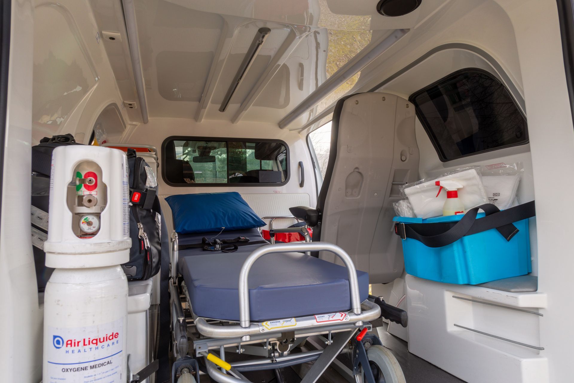 Vue intérieure d'une ambulance et ses appareils sanitaires.