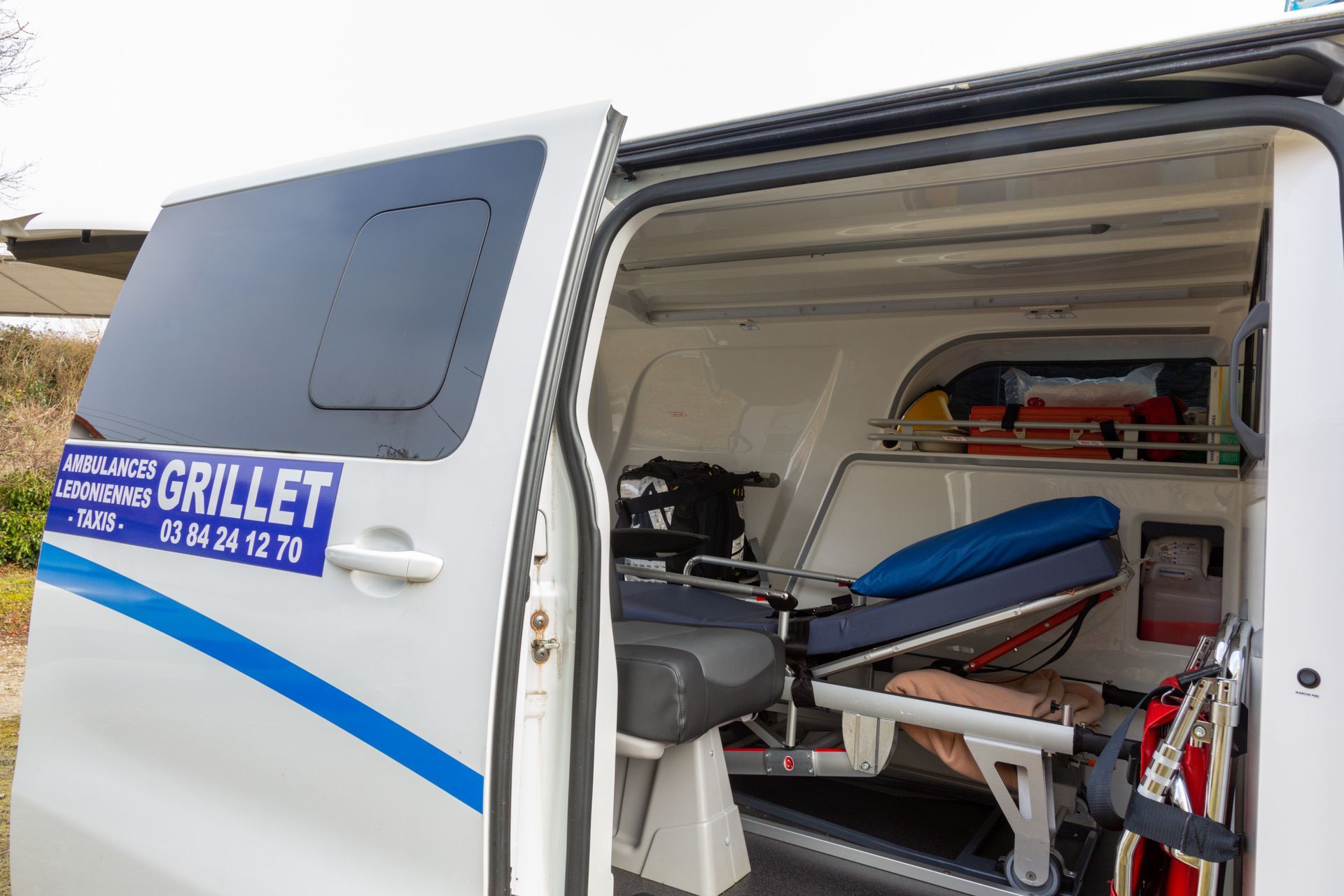 La porte d'un hayon d'ambulance ouverte sur l'intérieur.