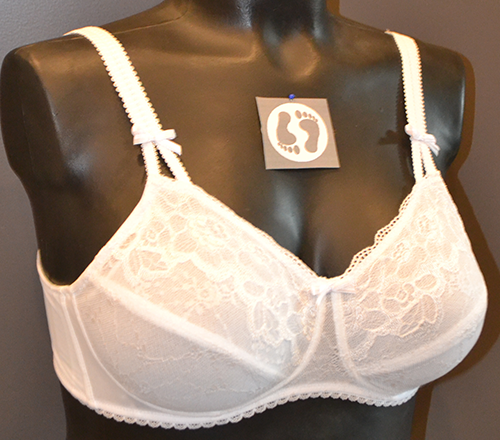 Soutien-gorge en dentelle blanche présenté sur un torse de mannequin noir